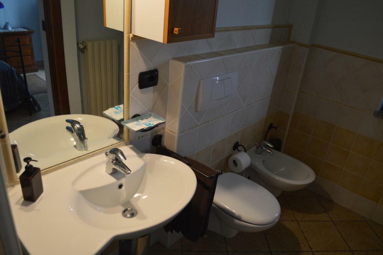 Tra... Monti E Vigne Bed & Breakfast La Morra Bagian luar foto