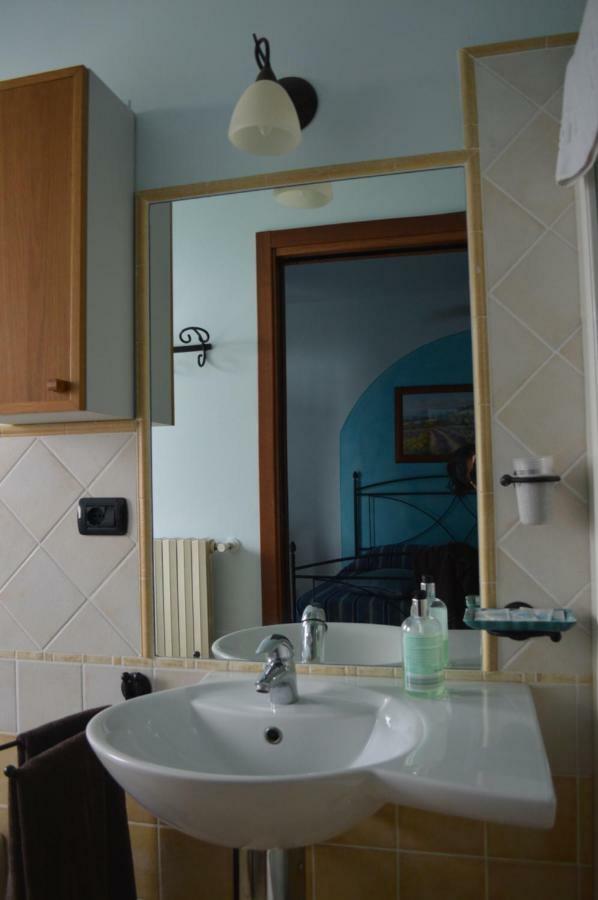 Tra... Monti E Vigne Bed & Breakfast La Morra Bagian luar foto